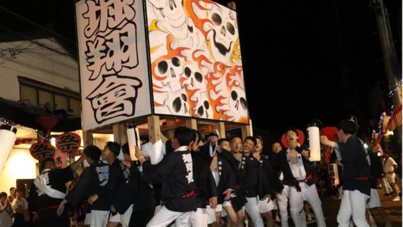 一名18歲男子在搬運巨大燈籠途中,遭燈籠與柱子夾擊,不幸身亡。圖非當事人。(圖/翻攝自X平台@KATCHAN_0619)