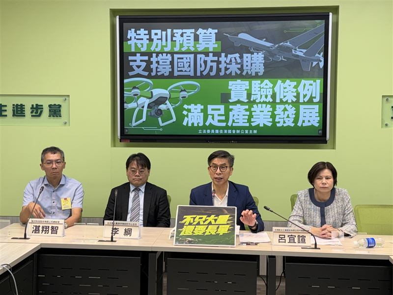 鍾佳濱提出修改「無人載具實驗條例」,在支持政院版採購國防無人載具的同時,透過修法兼顧產業發展。(圖/鍾佳濱辦公室提供)