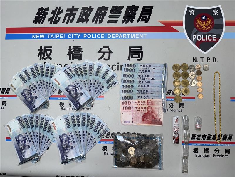 謝男身上查獲變賣金飾後的現金及部分贓物、喪屍煙彈。(圖/翻攝畫面)