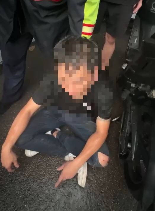 謝男當場遭警方上銬逮捕。(圖/翻攝畫面)
