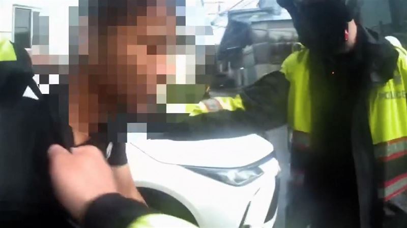 戴了就跑!板橋男搶銀樓1小時栽了