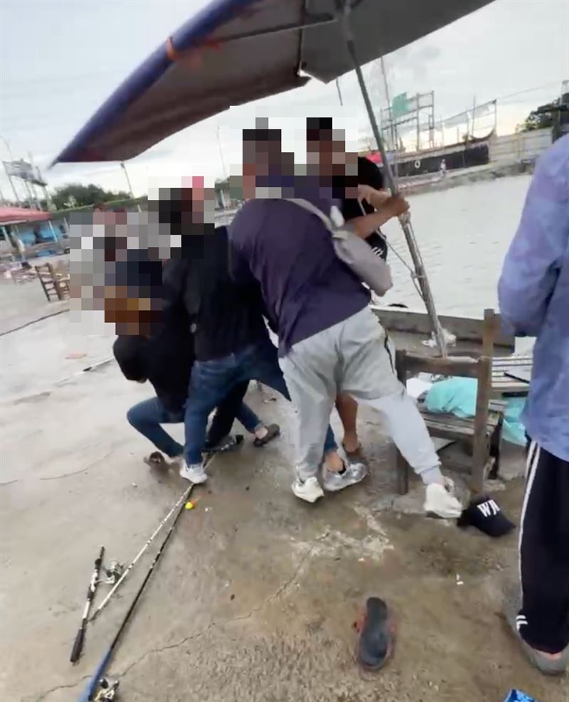 釣魚場內爆發5人大亂鬥,警方獲報到場將高男等3人逮捕。(圖/民眾提供)