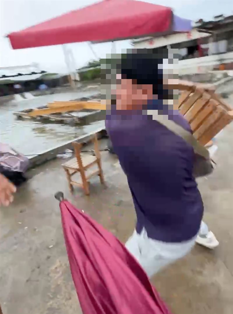 高男持椅子猛砸,造成曾女及其丈夫身體多處擦傷、撕裂傷。(圖/民眾提供)