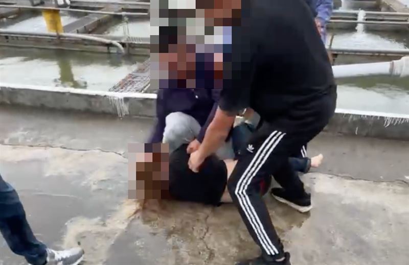 高男不滿被勸說,竟將曾女壓制在地毆打,還持椅子猛砸。(圖/民眾提供)