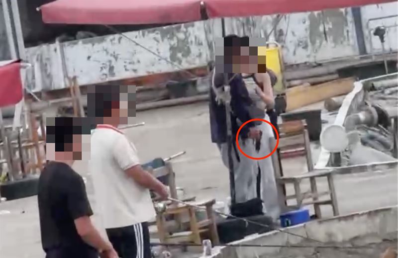 高男與女友發生爭執,不僅對她暴言相向,甚至亮槍威脅恐嚇。(圖/民眾提供)