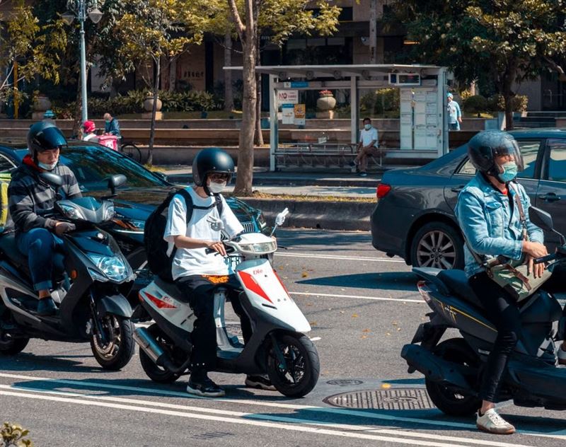 台灣機車數量居高，許多人每天通勤都需長時間配戴安全帽。（圖／取自pexels.com）