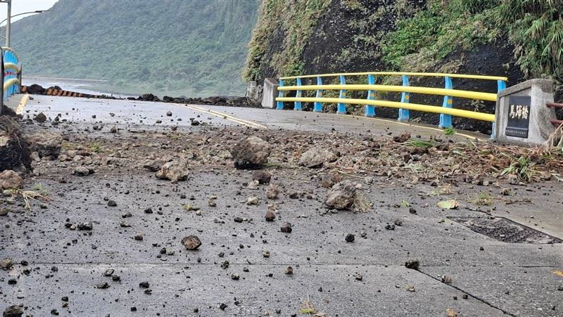 巨石砸路！綠島環島公路馬蹄橋封閉