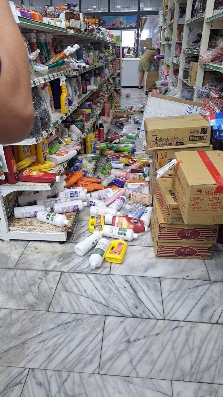 商店陳列商品被震落地面。（圖／縣議員王姷力提供）