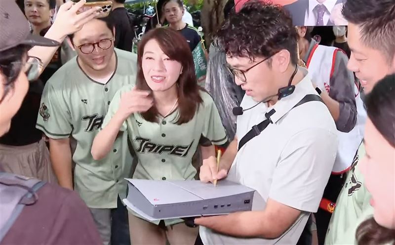 民眾拿「30週年紀念版PS5」遊戲主機請沈伯洋簽名,沈伯洋與議員們看到限量版主機不僅驚呼連連,沈伯洋更喊出「Oh My God」。(圖/沈伯洋辦公室提供)