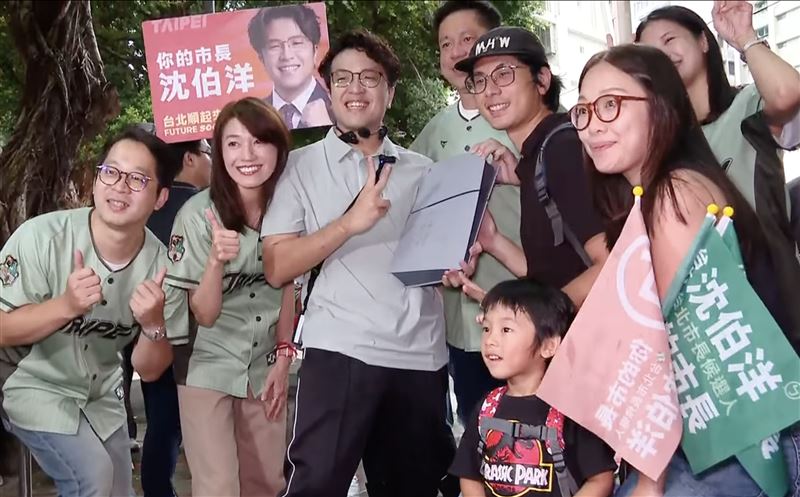 民眾拿30週年紀念PS5簽名！沈伯洋超驚訝