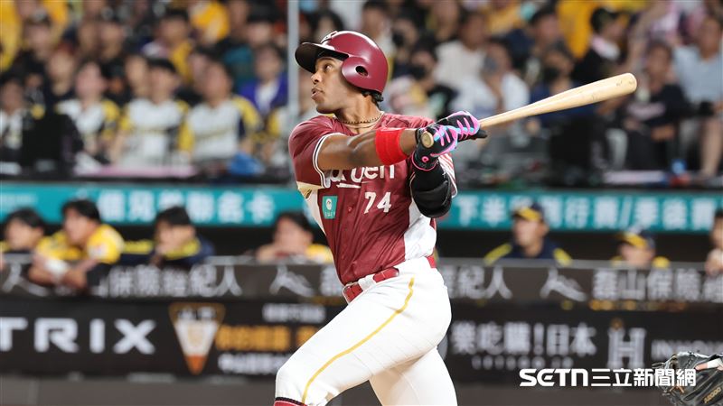 樂天桃猿左外野手威克炸裂2分砲。(圖/記者劉彥池攝影)