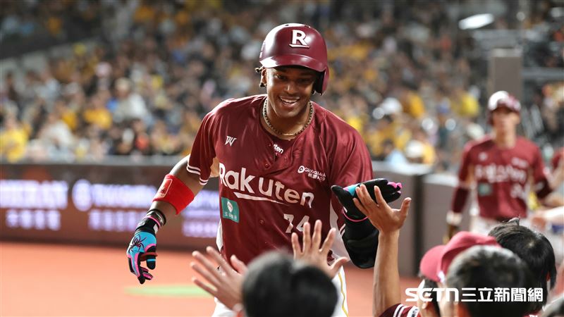 樂天桃猿左外野手威克炸裂2分砲。(圖/記者劉彥池攝影)