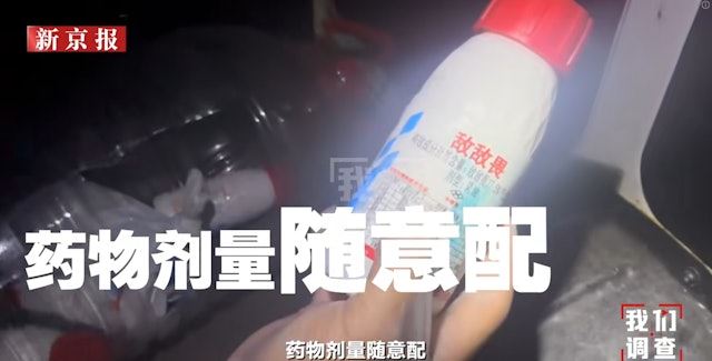 員工受訪坦言：消殺藥物劑量「隨意配」。（翻攝畫面）
