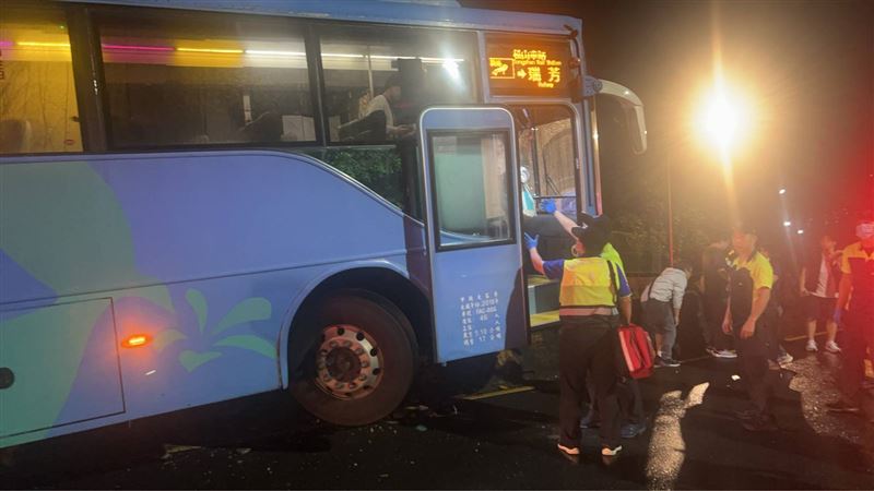 所幸客運行車速度不快，否則後果難以想像。（圖／翻攝畫面）