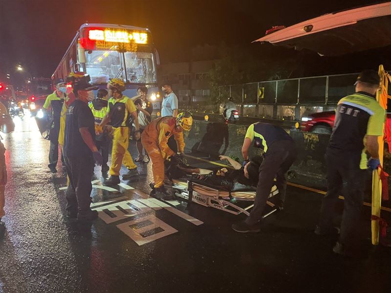 大批警消趕抵救援。（圖／翻攝畫面）