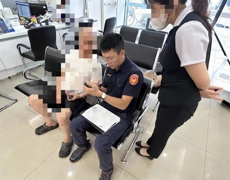 台中陳姓男子(左)日前欲網購冷凍鮭魚商品,卻被 要求「實名制認證」須開啟無卡提款、翻拍付款碼 等,他因對金融操作不瞭解到附近銀行洽詢,經行員發現有異報案,警方到場勸阻,成功阻詐。 (翻攝照片)
