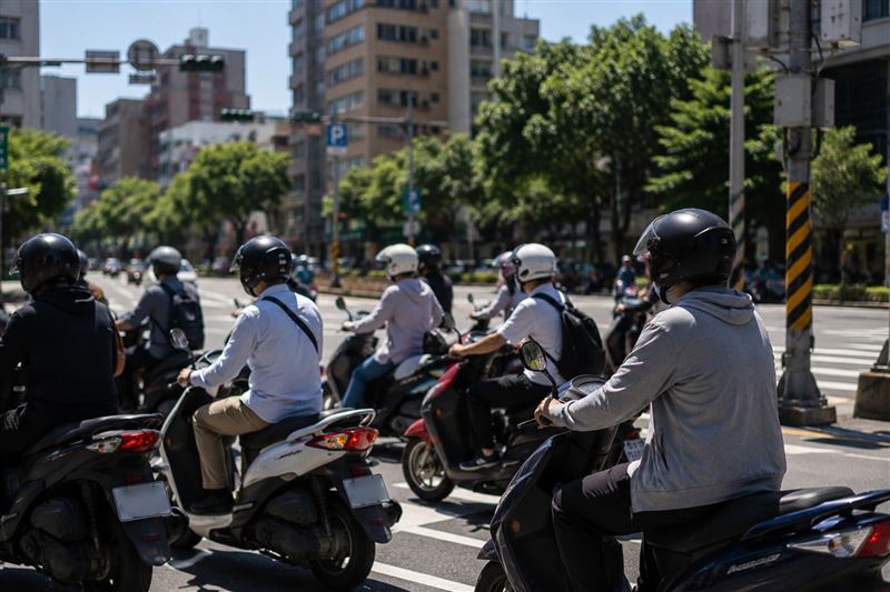 台灣機車數量居高,許多人每天通勤都需長時間配戴安全帽(示意圖/AI生成)