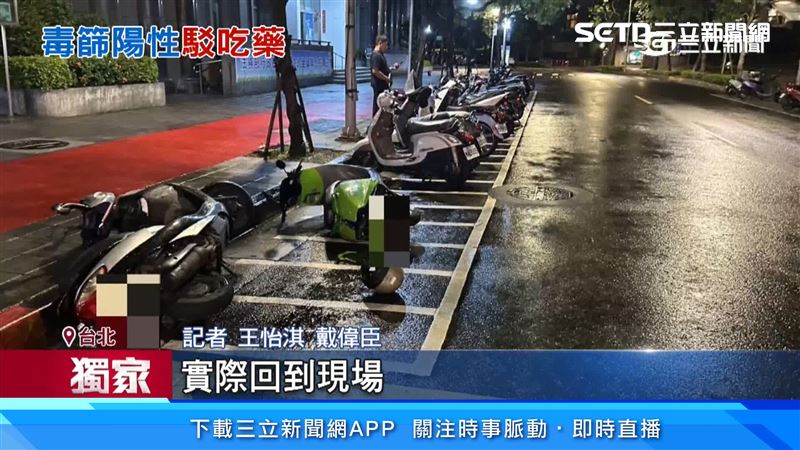 現場機車被撞的一片混亂