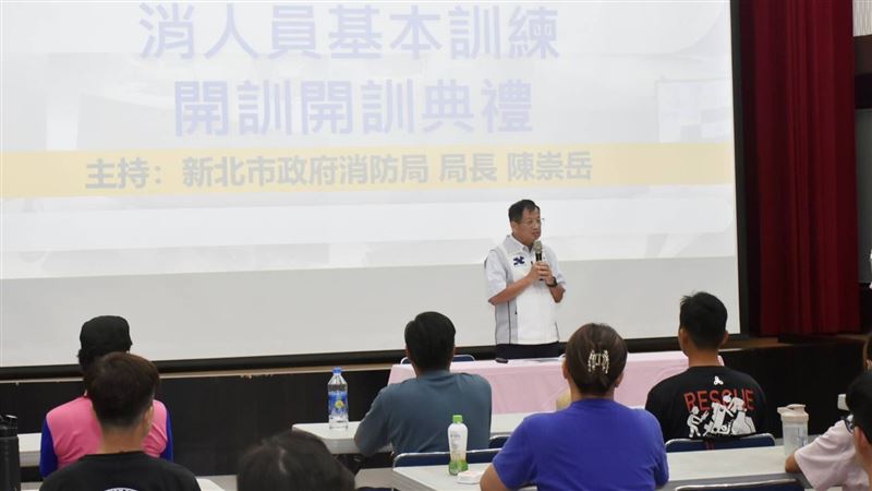 消防局長陳崇岳主持新進義消開訓典禮。（圖／翻攝畫面）