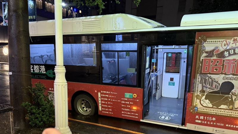 公車卡天坑！後輪秒陷洞市府急衝搶救