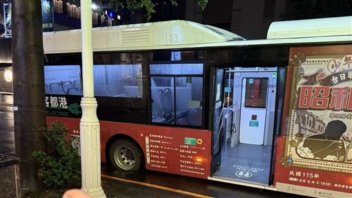 公車卡天坑！後輪秒陷洞市府急衝搶救