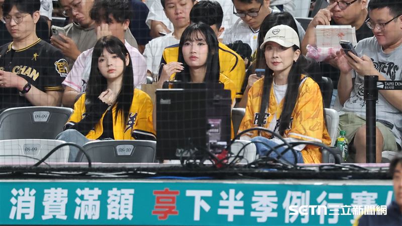 PS女孩經紀人乖姐（右1）和練習生貝貝（左1）、靖茹在臺北大巨蛋亮相。（圖／記者劉彥池攝影）
