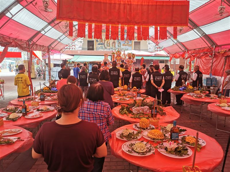 中元節將至,命理專家楊登嵙分享11項普渡禁忌,從祭拜時間、地點到服裝、言行都有講究,提醒民眾祭拜時應謹言慎行。(圖/命理專家楊登嵙提供)
