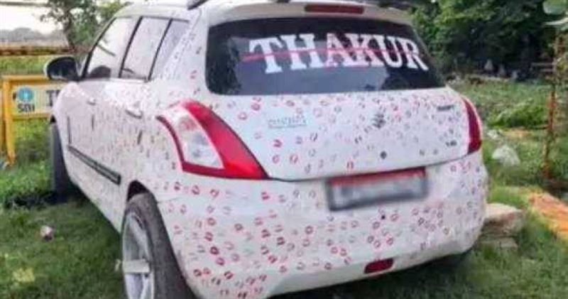 印度一名男子的愛車近日成為街頭焦點,上面佈滿女友愛的唇印。(圖/翻攝X)