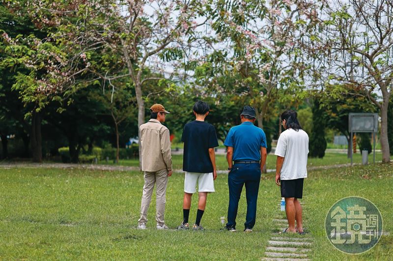 小宇的父親(右2)與同學們在樹葬園區悼念小宇