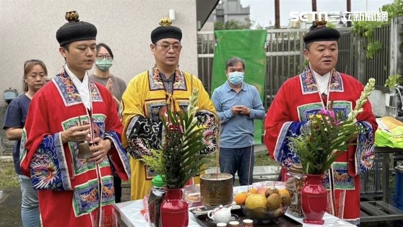 不畏風雨,法師透過調靈儀式,接引動物亡靈。(圖/翻攝畫面)