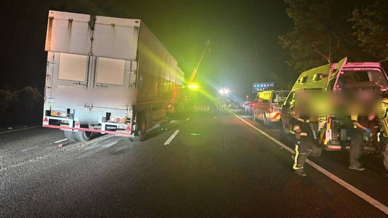 第一起車禍發生在,國道一號北向75.5公里處,新竹湖口路段,一輛聯結車追撞另一輛貨櫃車。(圖/翻攝畫面)