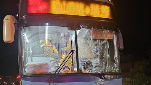 基隆客運車禍！過彎撞分隔島釀多人受傷