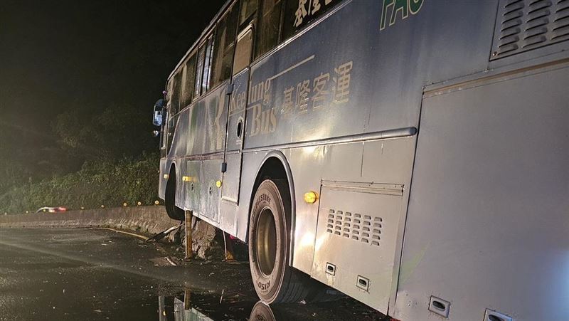 基隆市暖暖區源遠路,發生一起客運擦撞車禍事故。(圖/翻攝畫面)