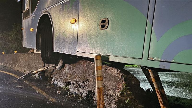 基隆市暖暖區源遠路,發生一起客運擦撞車禍事故。(圖/翻攝畫面)