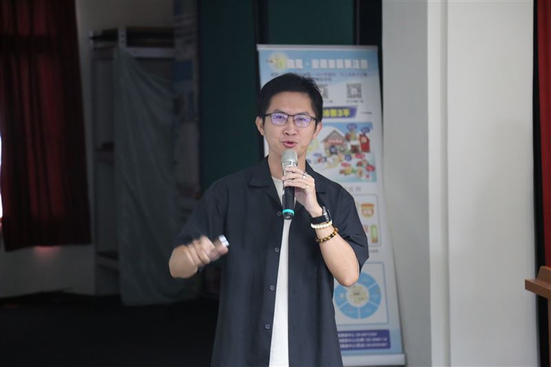 臺灣璞育文教發展協會理事長黃雅聖帶領參與者回顧丹娜絲風災時停電斷訊、路斷屋損等災害情境。(圖/台南市政府提供)