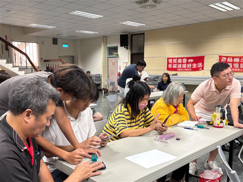 參與者實際操作程式安裝、設備連線、頻道設定、訊息發送等技能。(圖/台南市政府提供)