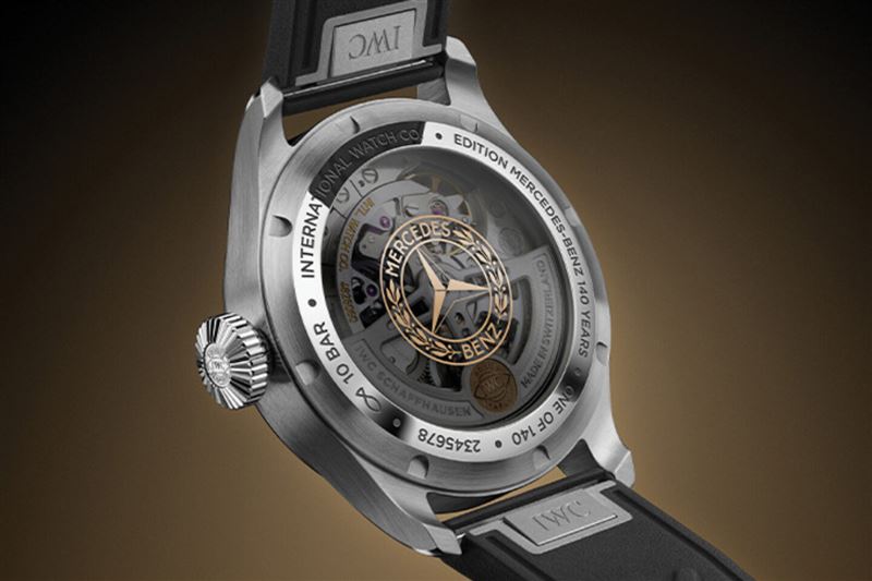IWC行員系列萬年曆賓士140周年紀念腕錶,以賓士140週年為主題限量140枚。(圖/翻攝IWC網站)