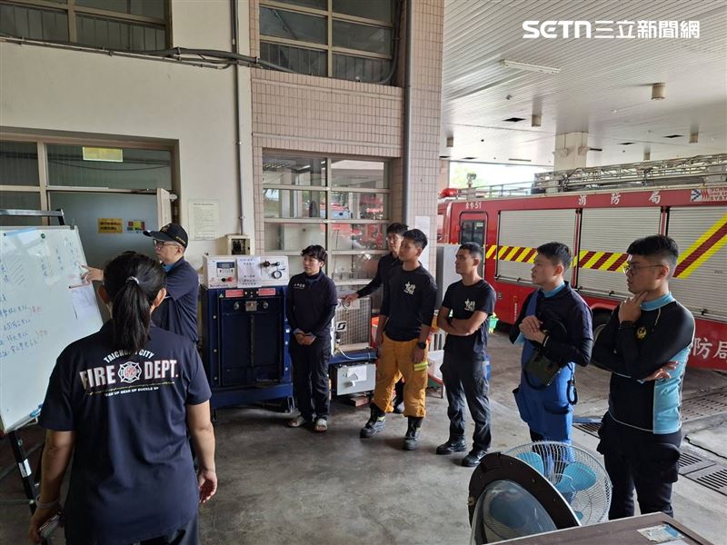 一名老翁疑似墜落東勢大橋失蹤,消防隊持續搜救中。(圖/翻攝畫面)