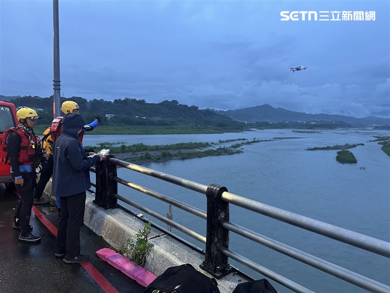 台中東勢大橋發生墜橋意外,一名老翁下落不明,消防隊出動空拍機協尋。(圖/翻攝畫面)
