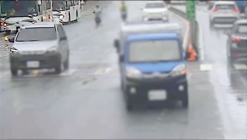 藍23路線公車於進站時疑似未注意前車狀況，不慎和前方另一輛公車發生碰撞。（圖／翻攝畫面）