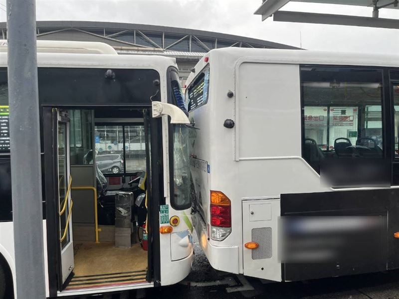 台北市南港區南港路一段昨（25日）發生一起公車追撞意外，造成一名乘客受傷送醫。（圖／翻攝畫面）