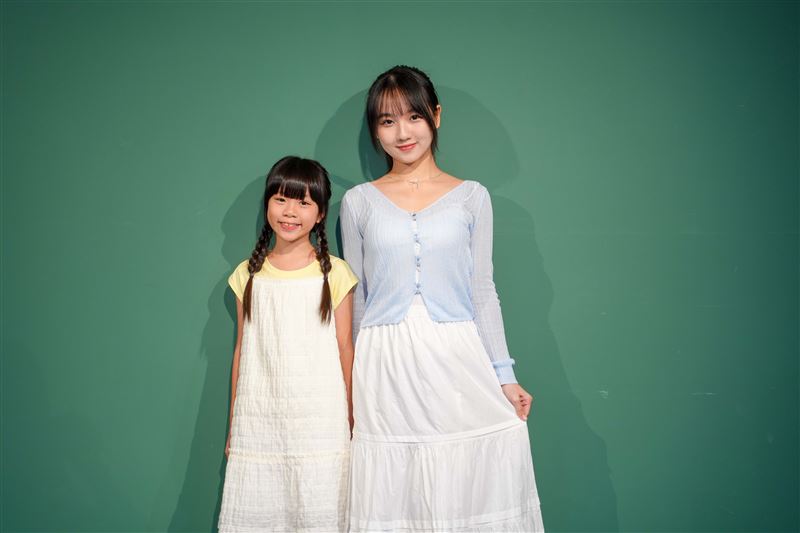 謝語恩(左)、何宥霏(右)在《轉角那間心藥局》飾演「大小茵茵」。(圖/大愛提供)