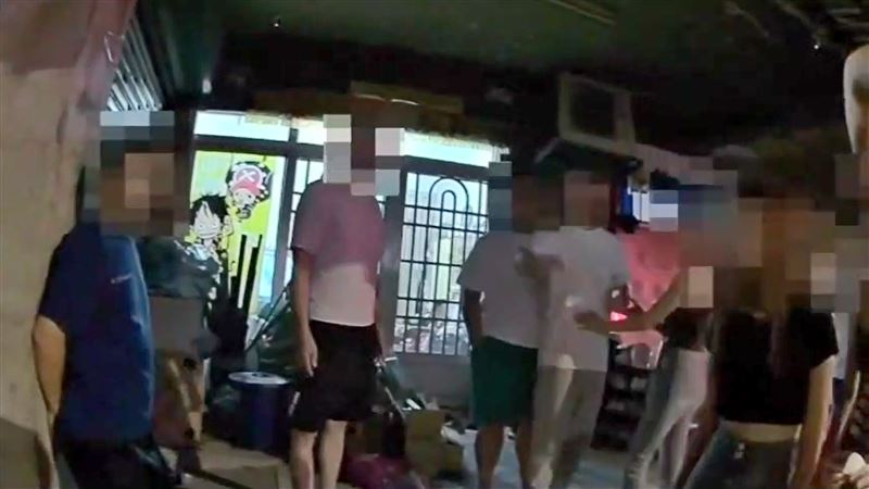 警方到場後雙方停止大亂鬥。(圖/翻攝畫面)