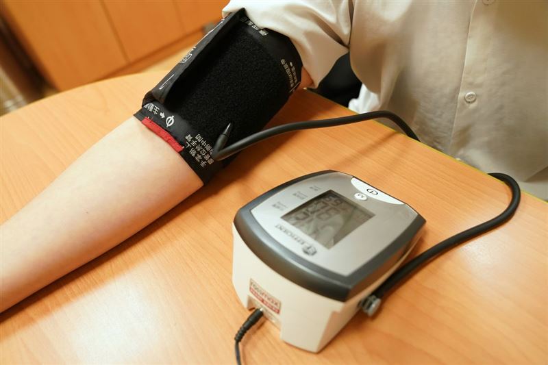醫師表示,除了建立健康的生活與飲食習慣外,民眾應定期量測血壓、及早發現異常。(圖/台北慈濟醫院提供)