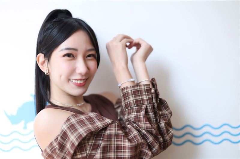 雖然檸檬在螢光幕前總是活潑外向,但她笑稱自己其實「一下班就想跑回家」,手機甚至會直接開啟勿擾模式。(圖/記者鄭孟晃攝影)