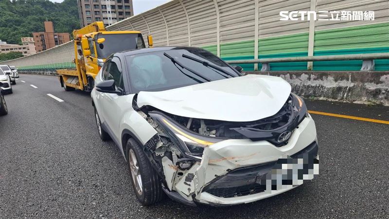 國道3號曳引車追尾　轎車360度旋轉撞護欄