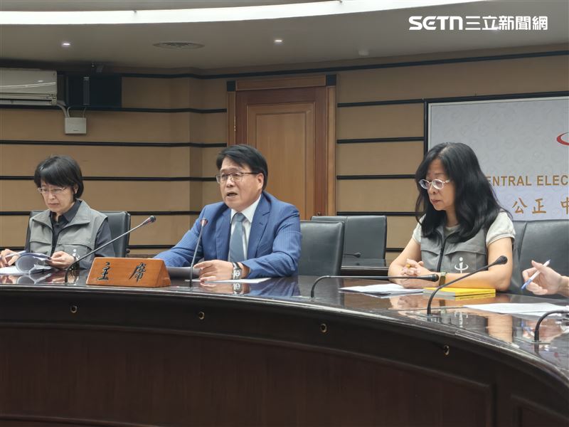 中選會主委游盈隆今(26)日開向人民報告記者會。(圖/記者盧素梅攝影)