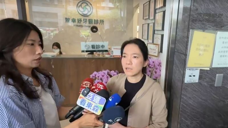 今天(26日)陳幸妤被媒體問到有網友拿她的照片當手機桌布的話題;陳自嘲,「不要啦,七月嘛」。(圖/翻攝畫面)