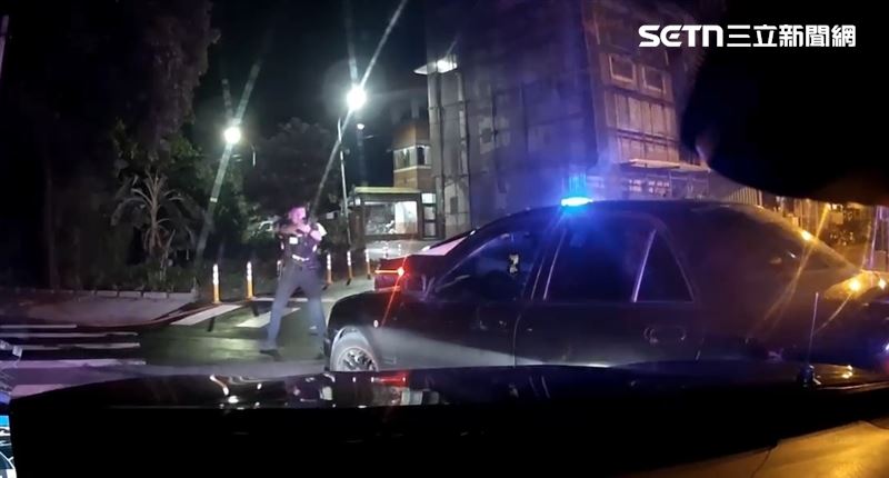 苗栗男無照毒駕,又違規拒檢逃竄,警方以警車阻擋嫌犯去路,成功攔截對方。(圖/翻攝畫面)