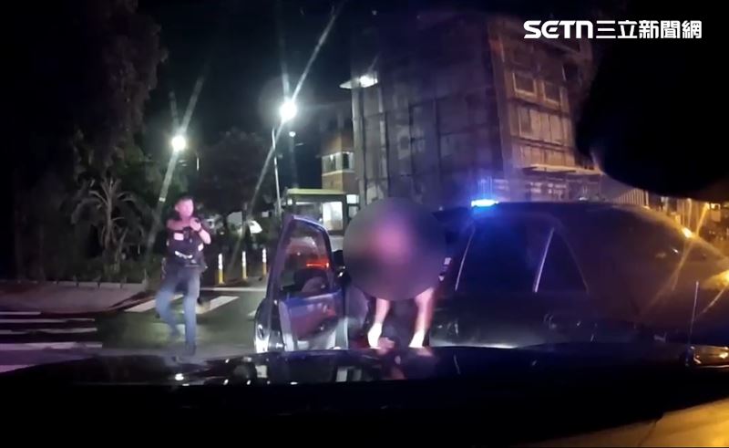 苗栗男無照毒駕,又違規拒檢逃竄,警方以警車阻擋嫌犯去路,成功攔截對方。(圖/翻攝畫面)
